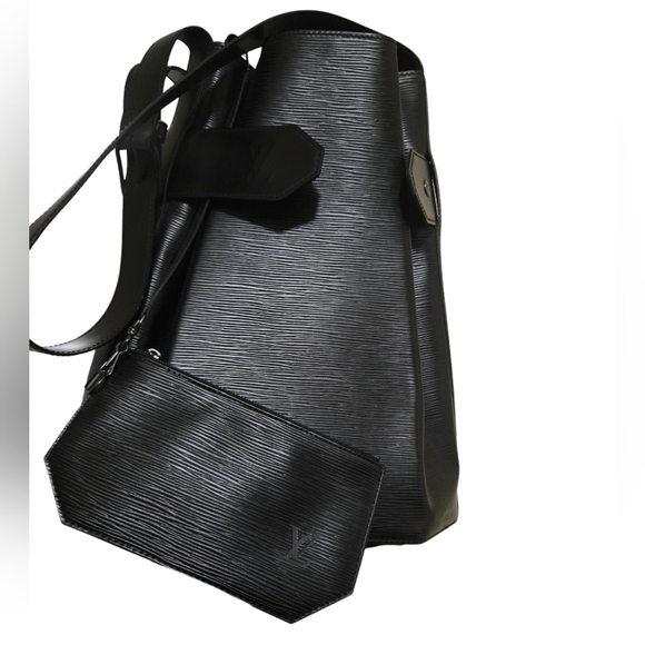 $2000 Authentic LOUIS VUITTON Epi Sac D'Epaule in Black. - Picture 3 of 17